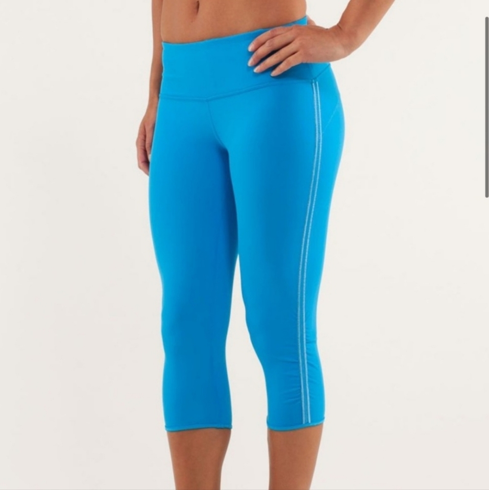 Lululemon Power Flow Crop Leggings!  Beach Blanket Blue / Aquamarine Color!